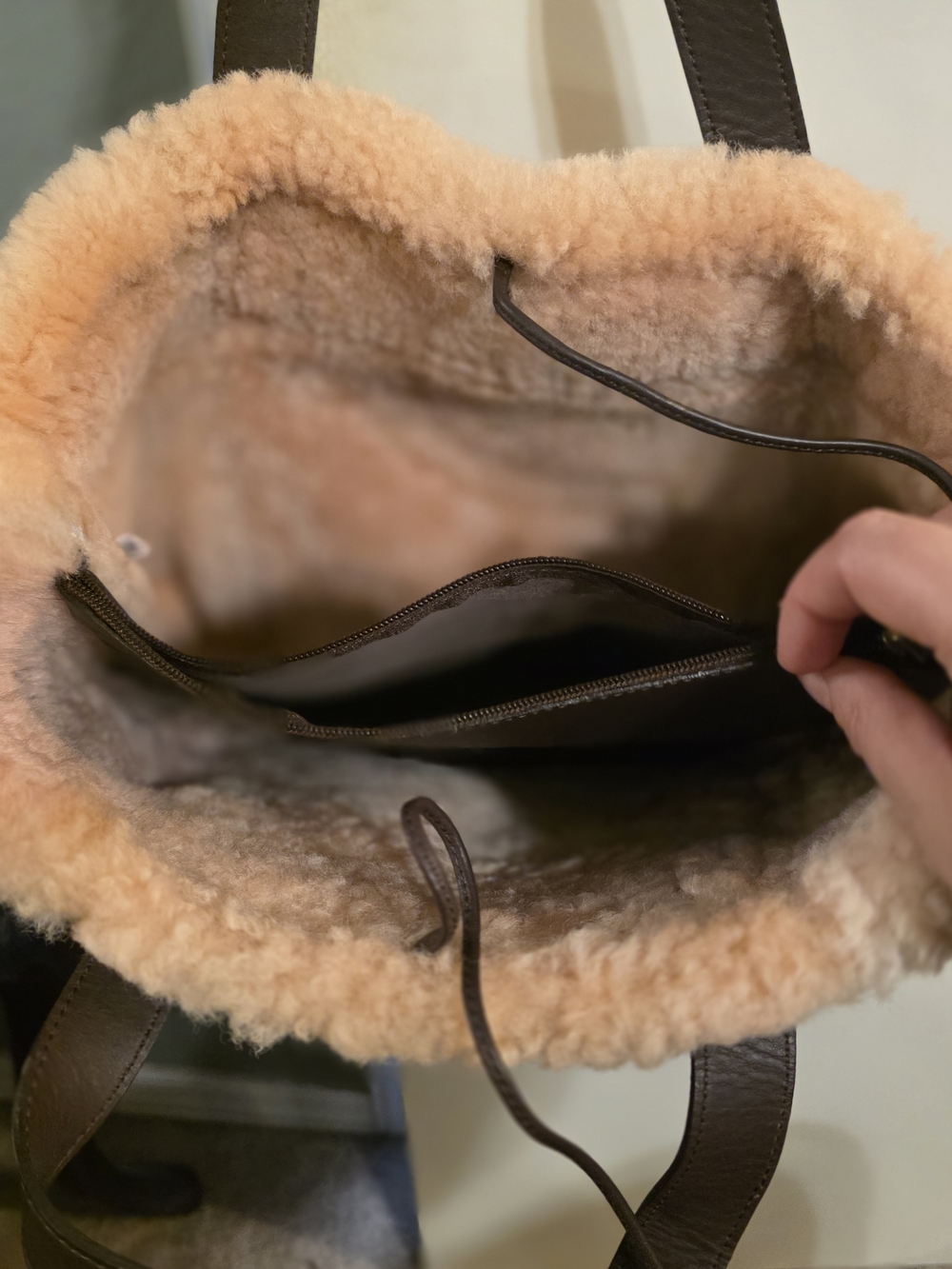 UGG Blush Shearling Trimmed Tote with Dark Pocket - Picture 4 of 4
